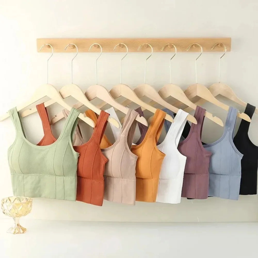 Sports bra with sweat-proof function for fitness wear. Women's seamless yoga bra. Anti-shock off-shoulder top.